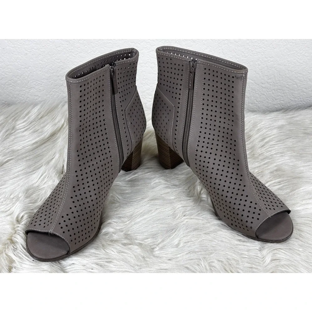 Breckelles Amber 32 Peep Toe Booties Women's 11 Gray Beige Chunky‎ Heel Chic